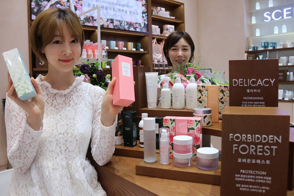 ▲ 26일 오전 경기도 하남시 스타필드 하남 슈가컵 내 센텐스 매장에서 모델들이 '쁘띠블랑', '델리커시', '포비든포레스트', '시크릿부케' 등 센텐스 2차 라인 상품들을 선보이고 있다. ⓒ이마트