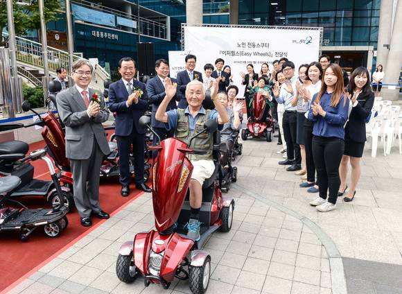 ▲ (2열 좌측부터) 박찬봉 사회복지공동모금회 사무총장. 박광식 현대차그룹 부사장, 이호경 한국 노인복지관협회 회장이 전달식을 하는 모습.ⓒ현대차그룹