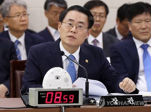 ▲ 김재수 농림축산식품부 장관이 26일 정부세종청사에서 열린 농림축산식품해양수산위원회의 농림부에 대한 국정감사에서 더불어민주당 김한정 의원의 질의에 답하고 있다.ⓒ연합뉴스