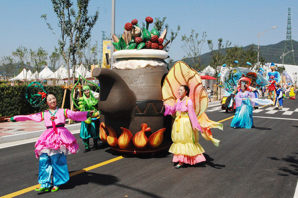 ▲ 지난해 제천한방바이오박람회 성공개최를 위한 개막식 가두행렬 모습.ⓒ제천시
