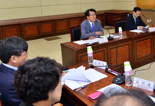 ▲ 이근규 제천시장(가운데)이 제천 제3산단 조성 사업추진 현황보고회에서 조기추진을 지시하고 있다.ⓒ제천시