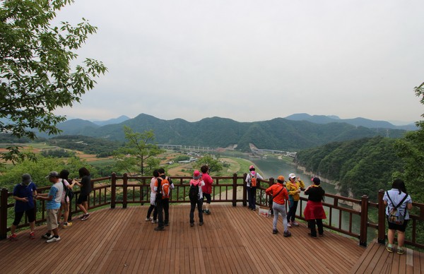▲ 단양 느림보 강물길을 찾은 관광객들이 전망대에 올라 도담삼봉과 남한강을 둘러보고 있다.ⓒ단양군