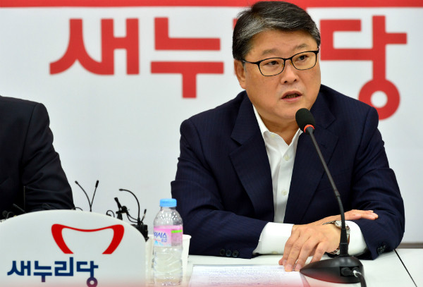 ▲ 새누리당 조원진 정세균 의원 사퇴 관철 비상대책위원장이 27일 국회에서 열린 비상대책위원회의에서 정세균 국회의장을 규탄하는 내용의 모두발언을 하고 있다. ⓒ뉴시스 사진DB