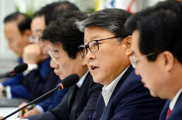 ▲ 새누리당 조원진 정세균 의원 사퇴 관철 비상대책위원장이 27일 국회에서 열린 비상대책위원회의에서 정세균 국회의장을 규탄하는 내용의 모두발언을 하고 있다. ⓒ뉴시스 사진DB