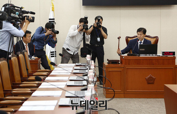 ▲ 더불어민주당 정무위 간사인 이학영 의원이 27일 오후 의회민주주의 파괴 폭거에 항거하는 뜻에서 상임위 일정을 보이콧하고 있는 새누리당 이진복 정무위원장의 자리에 대신 앉아 사회권을 발동하고 있다. ⓒ뉴데일리 이종현 기자