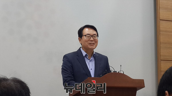 ▲ 새누리당 충북도당 송태영 위원장이 27일 충북도청에서 기자회견을 갖고 있다.ⓒ김종혁 기자