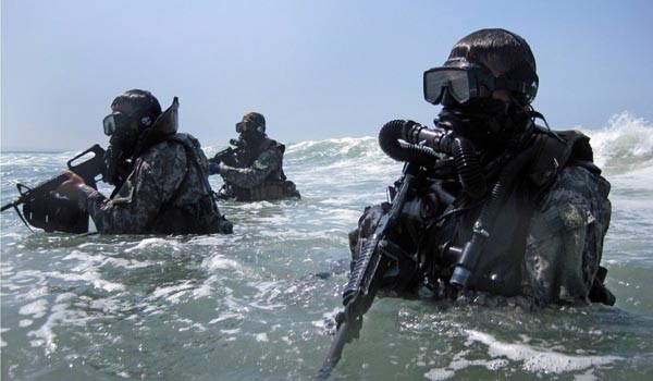 해상침투훈련 중인 美해군 특수전개발단(DEVGRU) 대원들. 평양 대동강변에서 보게 될 수도 있다. ⓒ무료 배포 배경화면 캡쳐