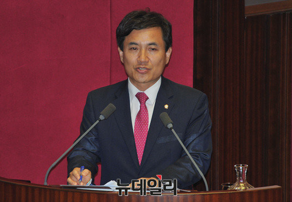 새누리당 김진태 의원이 지난 24일 야당이 통과시킨 김재수 농림축산식품부 장관 해임 건의안에 대해 강도높게 비판했다. ⓒ뉴데일리 이종현 기자