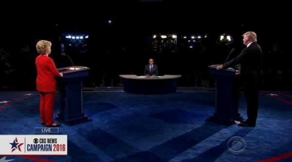 ▲ 美'CNN'가 여론조사 기관인 'ORC'와 진행한 여론조사 결과에 따르면 힐러리 62%, 트럼프 27%로 큰 차이를 보이는 것으로 확인됐다. 반면 美정치매체 '더 힐'의 여론조사에서는 트럼프 48%, 힐러리는 46%인 것으로 나타나 박빙을 보이고 있는 것으로 집계됐다. 사진은 (왼쪽부터) 힐러리, 토론의 사회를 맡은 美'NBC 뉴스' 앵커 레스터 홀트, 트럼프.ⓒ美'CBS뉴스' 중계영상 캡쳐