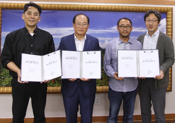 ▲ 류한우 단양군수(왼쪽 두번째)와 드라마 제작사 관계자들이 업무협약을 맺고 기념촬영을 하고 있다.ⓒ단양군