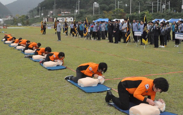 ▲ 단양여성의용소방대원들이 심폐소생술 경연을 펼치고 있다.ⓒ단양소방서