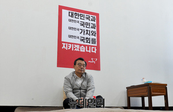 ▲ 국회에서 단식 농성을 벌이고 있는 새누리당 이정현 대표.ⓒ이종현 기자