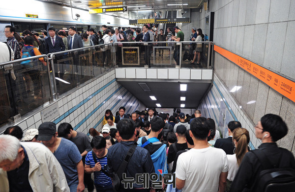 ▲ 지하철 노조가 전면 파업에 나선 28일 오후 서울 충무로역 ⓒ 뉴데일리 공준표