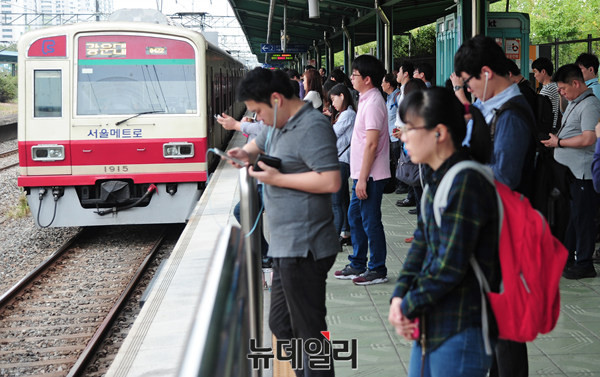 ▲ 지하철 노조가 전면 파업에 나선 27일 오전 수원 화서역 ⓒ 뉴데일리 공준표