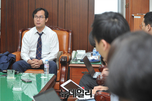 ▲ 새누리당 김영우 의원이 27일 오후 기자회견을 하고 있다. 그는 국방위가 재개돼야 한다는 생각에는 변함이 없지만 사회권을 넘기는 문제에 대해서는 분명하게 선을 그었다. ⓒ뉴데일리 이종현 기자