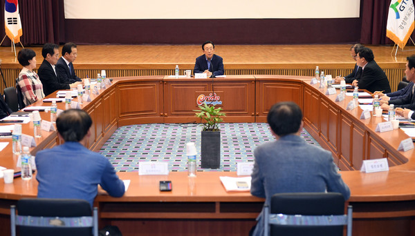 ▲ 김관용 경북도지사가 27일 경북관광공사에서 경주 관광업계 대표를 만나 간담회를 가졌다.ⓒ경북도 제공