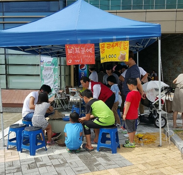 ▲ 의성군(군수 김주수)은 10월2일 조문국박물관에서 여섯번째 ‘박물관 옆 농부달장’을 개최한다.사진은 도자기 체험 모습.ⓒ의성군 제공