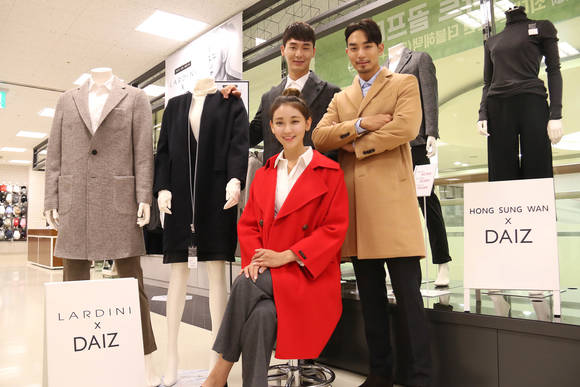 ▲ 27일 오전 서울 성동구 이마트 왕십리점 데이즈 매장에서 모델들이 라르디니, 홍승완 디자이너와 협업해 만든 콜라보레이션 의류를 선보이고 있다. ⓒ이마트