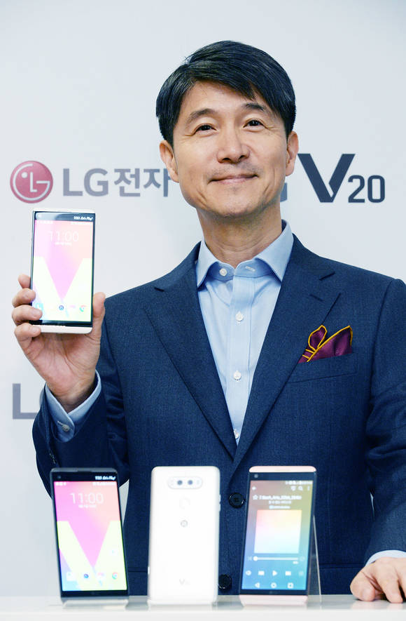 ▲ LG V20을 들고 있는 조준호 LG전자 대표이사 MC사업본부장. ⓒLG전자