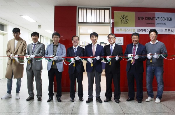 ▲ 이용걸 세명대 총장(가운데)과 교수, 학생들이 센터 개소 테이프를 절단하고 있다.ⓒ세명대