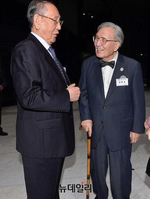▲ 단국대 후원의 밤 행사에서 대화를 나누는 장충식 이사장과 김동길 교수.  ⓒ 정상윤 기자