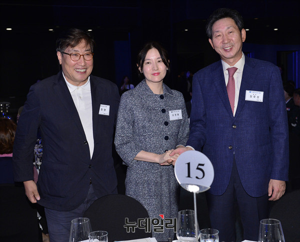 ▲ 장호성 단국대 총장과 기념 사진을 찍고 있는 이영애-정호영 부부.  ⓒ 정상윤 기자