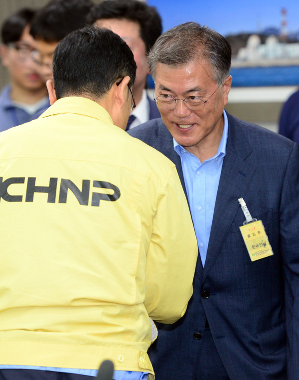 ▲ 더불어민주당 문재인 전 대표가 지난 13일 오후 부산 기장군 고리원자력본부를 방문, 고리원전 관계자들과 인사하고 있다.ⓒ뉴시스