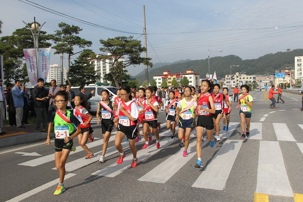 ▲ ‘2016 교육감배 시·군 대항 초·중 구간마라톤대회’가 지난 28일 예천군에서 선수 등 600여명이 참석한 가운데 열렸다,ⓒ예천군 제공