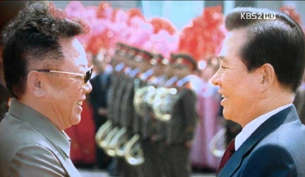 ▲ 최근 핵무기 및 미사일 개발에 필요한 물품을 북한으로 수출한 中홍샹그룹이 2000년 6.15남북공동선언 이후 급격히 성장했다는 주장이 제기됐다. 사진은 6.15남북정상회담 당시 모습 ⓒ6.15남북공동선언 관련 KBS 다큐 화면캡쳐