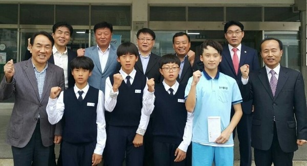 ▲ 단양공공기관연합회 회원들이 단양중학교 육상부에 후원금을 전달하고 기념촬영을 가졌다.ⓒ단양중학교