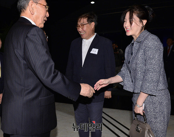 ▲ 남편 정호영씨와 함께 단국대 행사장에 나타난 '한류여신' 이영애.  ⓒ 정상윤 기자