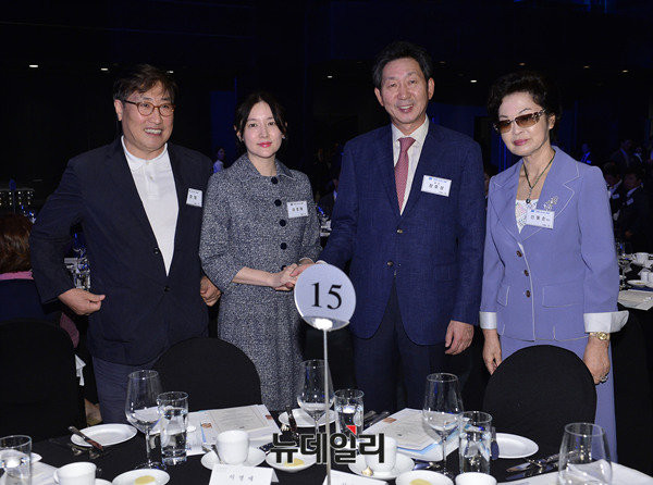 ▲ 장호성 단국대학교 총장과 기념 사진을 찍고 있는 이영애-정호영 부부.  ⓒ 정상윤 기자