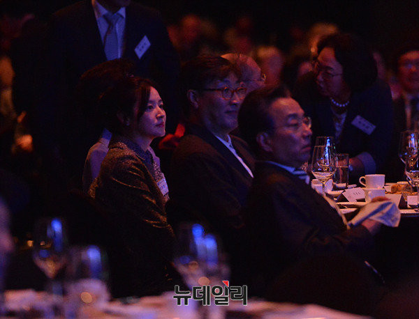 ▲ 장호성 단국대학교 총장과 기념 사진을 찍고 있는 이영애-정호영 부부.  ⓒ 정상윤 기자