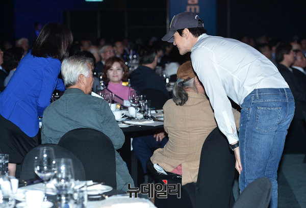▲ 배우 신성일과 강수연에게 인사를 건네고 있는 유지태.  ⓒ 정상윤 기자