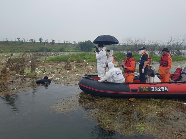 ▲ 경찰이 28일 오전 11시39분경 낙동강 사문진교 하류 2km 지점에서 10세 전후 남아 사체를 발견하고 현장을 살피고 있다.ⓒ수성서 제공