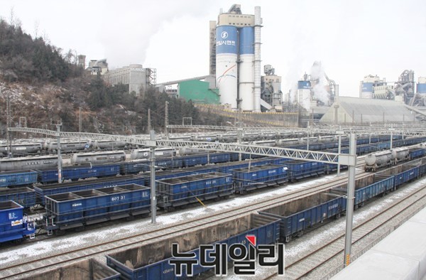 ▲ 충북 단양 도담역에 멈춰선 화물열차 모습.ⓒ목성균 기자