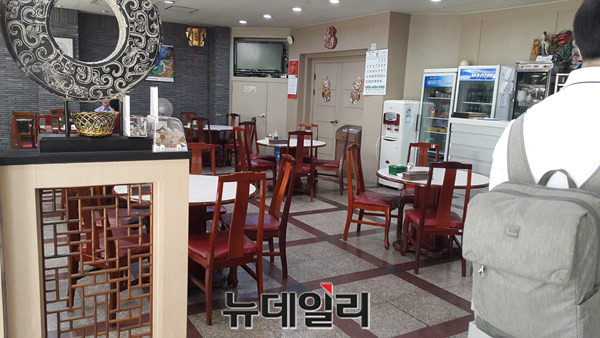 ▲ 김영란법이 시행된 28일 충북 청주시 성안길의 한 고급 중국음식점이 점심시간을 맞았으나 텅비어 있다.ⓒ김정원 기자