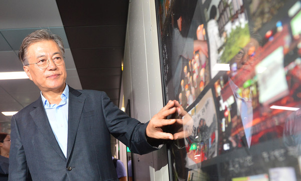 ▲ 더불어민주당 문재인 전 대표가 28일 오전 대구시 중구 중앙로역 ‘2.18 대구지하철 화재참사 기억공간’을 둘러보고 있다.ⓒ뉴시스