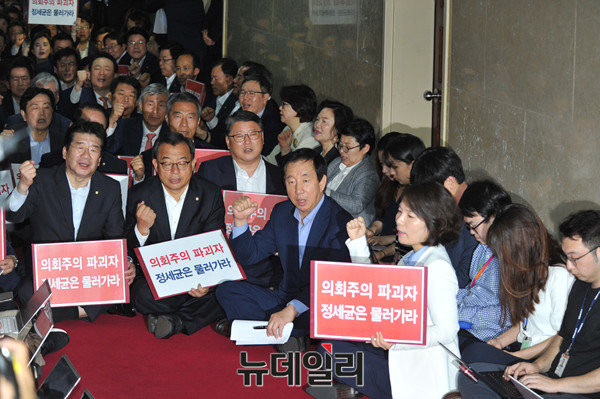 ▲ 새누리당이 지난 27일 국회의장실 앞에서 의원총회를 하는 모습. ⓒ뉴데일리 이종현 기자
