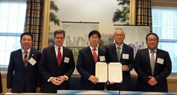 ▲ 충북도투자유치단이 27일 미국 현지에서 StemCutis LLC와 투자협약을 맺었다.ⓒ충북도