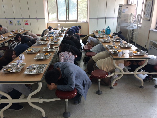 ▲ 충북 보은자영고등학교가 28일 급식실에서 지진 대피훈련을 하고 있다.ⓒ충북도교육청
