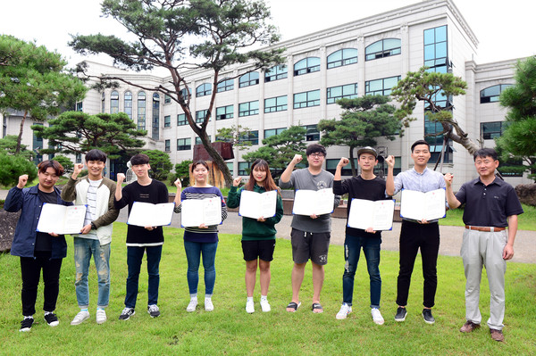 ▲ 대구옥외광고대상전에서 수상한 디지털산업디자인과 2학년 학생들 (사진 왼쪽부터 박제하, 김희준 씨 오른쪽 끝 계재영 학과장).ⓒ대구보건대 제공