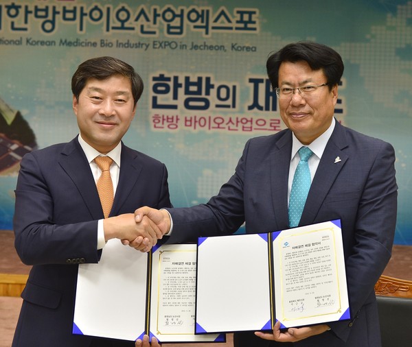 ▲ 이근규 시장(오른쪽)과 황명선 논산시장이 자매결연 협약 후 기념촬영을 가졌다.ⓒ제천시