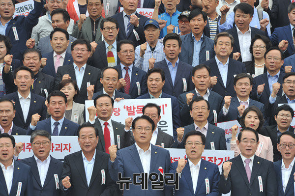 ▲ 새누리당 정진석 원내대표와 조원진 수석최고위원, 이장우 최고위원, 김광림 정책위의장, 박명재 사무총장, 김도읍 원내수석부대표와 서청원 전 대표 등 새누리당의 지도급 의원들이 28일 오후 국회본청 앞에서 열린 정세균 의원 사퇴 관철을 위한 규탄대회에서 함께 힘차게 구호를 외치고 있다. ⓒ뉴데일리 이종현 기자