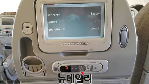 ▲ 각 좌석마다 설치된 개인 모니터의 모습.ⓒ뉴데일리