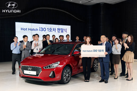 ▲ (오른쪽) 국내영업본부 곽진 부사장과 신형 i30 1호차 주인공 구현정 씨가 기념촬영하고 있는 모습.ⓒ현대차