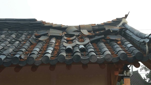 ▲ 9.12 경주 지진으로 기와지붕이 파손된 경주 인근의 한옥 주택. ⓒ뉴데일리 이종현 기자