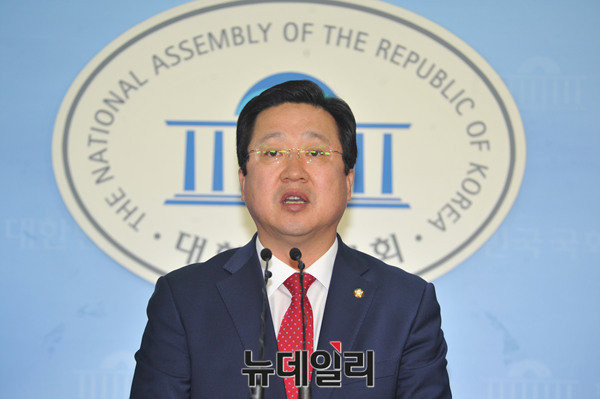 ▲ 새누리당 이장우 최고위원이 29일 라디오에 출연해 국회 파행 사태의 주동자로 국민의당 박지원 비상대책위원장을 꼽았다. ⓒ뉴데일리 이종현 기자