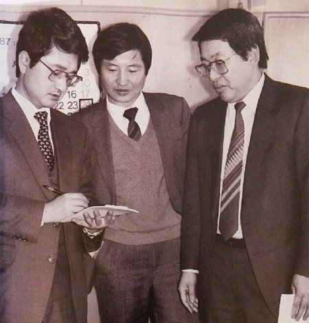 ▲ 박종철 사건 수사 검사팀 - 1987년 1월 박종철군 고문치사 사건 당시 주임검사였던 신창언(오른쪽) 형사2부장과 박군 시신의 부검을 담당했던 안상수(가운데) 검사, 수사팀 막내 박상옥(왼쪽) 검사가 무엇인가 숙의하고 있다. 안상수 전 검사(現 창원시장)가 쓴 책에 실린 사진이다. ⓒ조선닷컴 DB