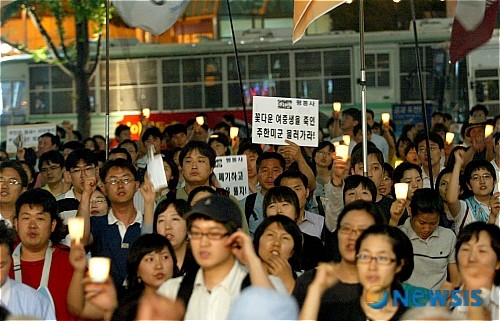 2007년 6월 13일 저녁 서울 청계광장에 모인 이들이 故 미선, 효순양의 5주기 추모 촛불행사를 열고 주한미군 철수를 주장하고 있다. ⓒ뉴시스